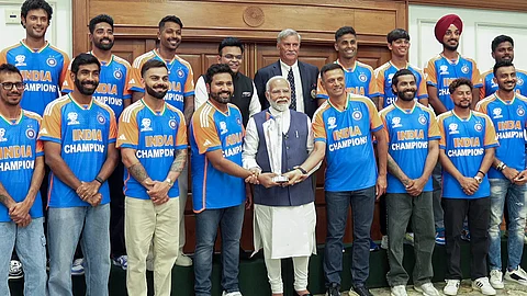2024 உலகக்கோப்பை வென்ற இந்திய கிரிக்கெட் அணி வீரர்கள், பிரதமர் மோடியை நேரில் சந்தித்து வாழ்த்து பெற்றனர்.