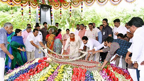 ஆந்திர முன்னாள் முதல்வர் ராஜசேகர ரெட்டி பிறந்தநாள்: ஜெகன், குடும்பத்தினர் மரியாதை!