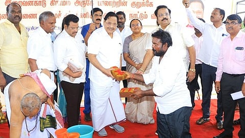 இறைவன்காடு கிராமத்தில் பாலாற்றின் குறுக்கே படுகை அணை கட்ட அடிக்கல் நாட்டிய  அமைச்சா் துரைமுருகன். உடன், ஆட்சியா் வி.ஆா்.சுப்புலட்சுமி, வேலூா் மக்களவை உறுப்பினா் டி.எம்.கதிா் ஆனந்த் உள்ளிட்டோா்.