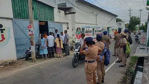 கரூரில் முன்னாள் அமைச்சா் எம்.ஆா். விஜயபாஸ்கா் வீட்டில் ஞாயிற்றுக்கிழமை சோதனை நடத்திய சிபிசிஐடி போலீஸாா்.