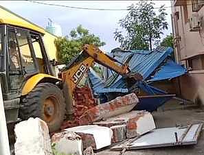 பொக்லைன் வாகனம் இடித்து அகற்றப்பட்ட ஆக்கிரமிப்புகள். பொக்லைன் வாகனம் மூலம் இடித்து அகற்றப்பட்ட ஆக்கிரமிப்புகள்