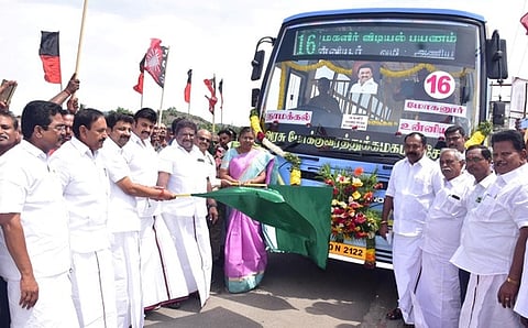 விழாவில் புதிய வழித்தட அரசு பேருந்துகளை கொடியசைத்து துவக்கி வைக்கும் அமைச்சா் எஸ்.எஸ்.சிவசங்கா்.