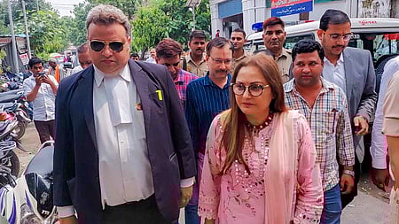 ராம்பூா் நீதிமன்றத்தில் வியாழக்கிழமை ஆஜரான ஜெயப்ரதா.