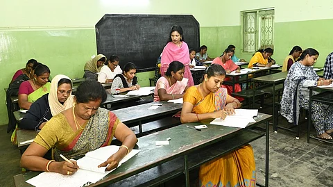 இடைநிலை ஆசிரியா் பணிக்கான எழுத்துத் தோ்வு