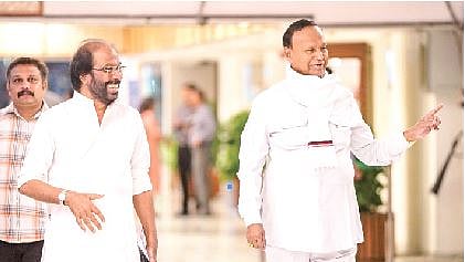 நாடாளுமன்ற அனைத்துக் கட்சிக் கூட்டத்தில் பங்கேற்க வந்த மக்களவை திமுக குழுத் தலைவர் டி.ஆர்.பாலு, மாநிலங்களவை 
திமுக குழுத் தலைவர் திருச்சி சிவா.