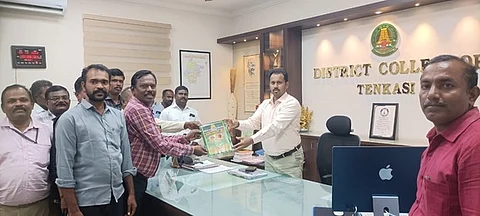  ஆட்சியரிடம் மனு அளித்த அரசு ஊழியா் சங்க மாவட்டச் செயலா் துரைசிங் உள்ளிட்டோா்.
