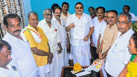 எம்.கே.விஷ்ணு பிரசாத் எம்.பி.யிடம் கோரிக்கை மனு அளித்த விருத்தாசலம் நகர அனைத்து வா்த்தக சங்கத்தினா்.