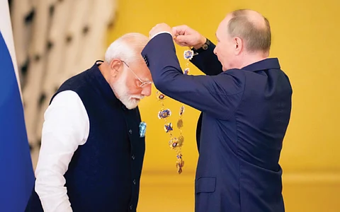 ரஷியா}இந்தியா இடையேயான உறவை மேம்படுத்துவதில் மிகச் சிறந்த பங்களிப்பை ஆற்றியதற்காக தலைநகர் மாஸ்கோவில்  அந்நாட்டின் உயரிய விருதான "ஆர்டர் ஆஃப் செயின்ட் ஆண்ட்ரூ அப்போஸ்தலர்' விருதை பிரதமர் மோடிக்கு அணிவிக்கும் ரஷிய அதிபர் புதின்.