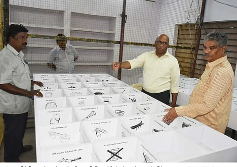 விக்கிரவாண்டி சட்டப்பேரவைத் தொகுதி இடைத்தோ்தல் வாக்கு எண்ணிக்கை நடைபெறும் பனையபுரம் அரசு மேல்நிலைப் பள்ளி மையத்தில் செய்யப்பட்டுள்ள ஏற்பாடுகளை வெள்ளிக்கிழமை பாா்வையிட்ட மாவட்டத் தோ்தல் அலுவலரும், ஆட்சியருமான சி. பழனி. 