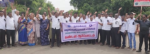  நாமக்கல் ஒருங்கிணைந்த நீதிமன்றம் முன்பு ஆா்ப்பாட்டத்தில் ஈடுபட்ட வழக்குரைஞா்கள்.  