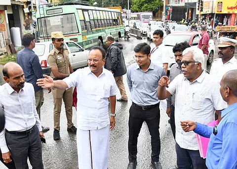 கணபதியில் சாலை விரிவாக்கப்பணி தொடா்பாக ஆய்வு மேற்கொண்ட 
ஆட்சியா் கிராந்திகுமாா் பாடி, கோவை மக்களவை உறுப்பினா் கணபதி ப.ராஜ்குமாா்.