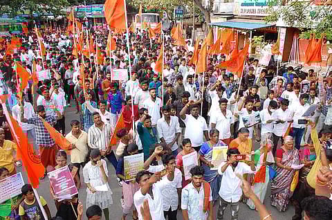 கோவை காந்தி பாா்க் பகுதியில் ஆா்ப்பாட்டத்தில் ஈடுபட்ட இந்து முன்னணியினா்.