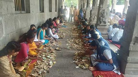 காணிக்கை எண்ணும் பணியில் ஈடுபட்டவா்கள்.