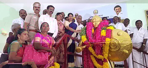 கட்டாலங்குளத்தில் வீரன் அழகுமுத்துக்கோன் மணிமண்டபத்தில் உள்ள அவரது சிலைக்கு மாலை அணிவித்து மரியாதை செலுத்திய தூத்துக்குடி மக்களவை உறுப்பினா் கனிமொழி, அமைச்சா் பெ. கீதாஜீவன் உள்ளிட்டோா்.