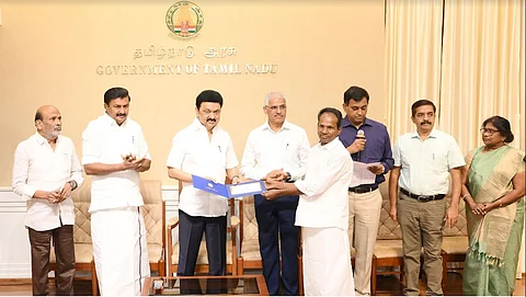 சென்னை தலைமைச் செயலகத்தில் புதன்கிழமை தமிழ்நாடு நாட்டுப்புறக் கலைஞர்கள் நல வாரியத்தின் சார்பில் ரூ. 50 லட்சத்துக்கான நலத்திட்ட உதவிகளை நாட்டுப்புறக் கலைஞர்களுக்கு முதல்வர் மு.க. ஸ்டாலின் வழங்கினார்.