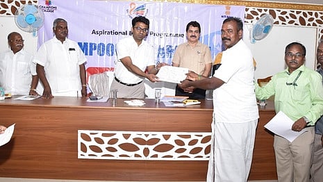  கல்வராயன்மலை ஊராட்சி ஒன்றிய அலுவலகத்தில் சனிக்கிழமை நடைபெற்ற கூட்டத்தில் விவசாயிக்கு மண் வள அட்டையை வழங்கிய கள்ளக்குறிச்சி மாவட்ட ஆட்சியா் எம்.எஸ்.பிரசாந்த். உடன், நிதி ஆயோக் சாா்பு செயலா் வினித்குமாா் குரோவா் உள்ளிட்டோா்.