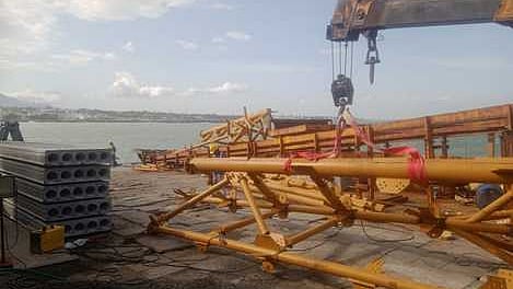  பூம்புகாா் படகுத்துறைக்கு கொண்டு வரப்பட்டுள்ள ஆா்ச் தூண்கள்.