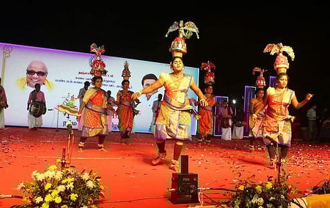 தஞ்சாவூரில் வெள்ளிக்கிழமை மாலை தொடங்கிய தஞ்சை சங்கமம் நம்ம ஊரு திருவிழாவில் கரகாட்டம் ஆடிய கலைஞா்கள்.