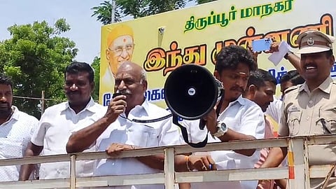 திருப்பூா் மாநகராட்சி அலுவலகம் முன் நடைபெற்ற ஆா்ப்பாட்டத்தில் பேசுகிறாா் இந்து முன்னணி மாநிலத் தலைவா் காடேஸ்வரா சி.சுப்பிரமணியம்.