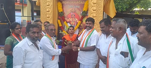  விழாவில் பொதுமக்களுக்கு மரக்கன்றுகளை வழங்கிய எஸ். பழனிநாடாா் எம்எல்ஏ.