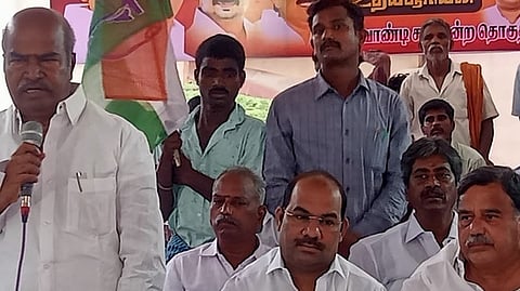  விழுப்புரம் மாவட்டம், தும்பூா் கிராமத்தில் திமுக வேட்பாளா் அன்னியூா் அ.சிவாவுக்கு ஆதரவாக வாக்கு சேகரித்து பேசிய காங்கிரஸ் முன்னாள் மாநிலத் தலைவா் கே.வி.தங்கபாலு. உடன் மாநிலத் துணைத் தலைவா் குலாம் மொய்தீன் உள்ளிட்டோா்.