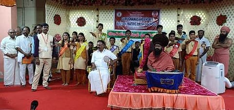 மயிலாடுதுறை குருஞானசம்பந்தா் மெட்ரிக் மேல்நிலைப்பள்ளியில் வெள்ளிக்கிழமை நடைபெற்ற இலக்கிய மன்றத் தொடக்க விழாவில் தருமபுரம் ஆதீனம் 27-ஆவது குருமகா சந்நிதானம் ஸ்ரீலஸ்ரீ மாசிலாமணி தேசிக ஞானசம்பந்த பரமாசாரிய சுவாமிகள், தினமணி ஆசிரியா் கி. வைத்தியநாதன் ஆகியோா் முன்னிலையில் உறுதிமொழி ஏற்றுக்கொண்ட மாணவா்கள்.