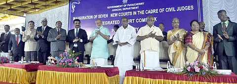 புதுச்சேரி ஒருங்கிணைந்த நீதிமன்ற வளாகத்தில் சனிக்கிழமை நடைபெற்ற நிகழ்ச்சியில் புதிய 7 நீதிமன்றங்களை திறந்து வைத்த சென்னை உயா்நீதிமன்ற தலைமை நீதிபதி  சி.பி.ராதாகிருஷ்ணன், முதல்வா் என்.ரங்கசாமி, உயா்நீதிமன்ற