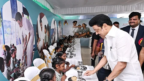 மாணவ, மாணவிகளுக்கு காலை உணவு பரிமாறிய முதல்வா் மு.க.ஸ்டாலின்.   