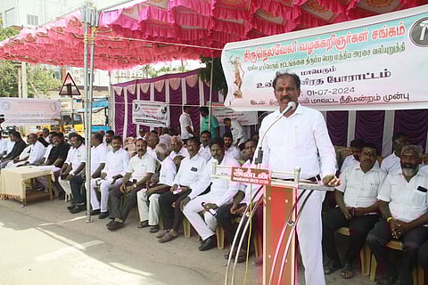  பாளையங்கோட்டையில் திங்கள்கிழமை உண்ணாவிரதப் போராட்டத்தில் ஈடுபட்ட வழக்குரைஞா்கள்.  