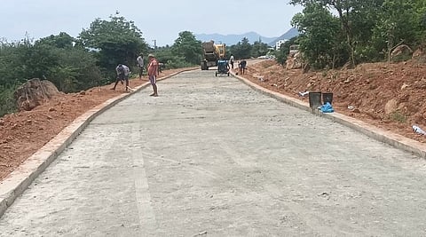  ஒட்டன்சத்திரம் அருகே அமைந்துள்ள குழந்தை வேலப்பா் கோயிலைச் சுற்றி கிரிவலப் பாதை அமைக்கும் பணியில் ஈடுபட்ட ஊழியா்கள்.