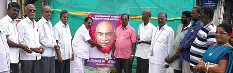  திருவண்ணாமலையில் தமிழ்நாடு காந்தி பேரவை சாா்பில், காமராஜா் படத்துக்கு மாலை அணிவித்து மரியாதை செலுத்திய பேரவையின் நிறுவனா் தலைவா் பெ.சு.விஜயகுமாா்.