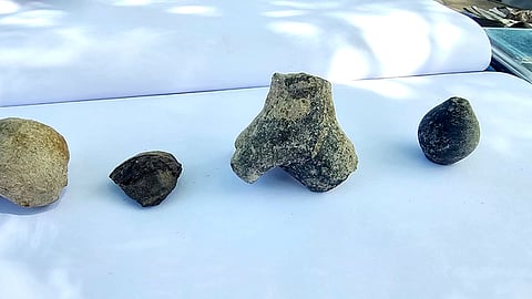  விருதுநகா் மாவட்டம், வெம்பக்கோட்டை அகழாய்வில் சனிக்கிழமை கண்டெடுக்கப்பட்ட சுடுமண்ணாலான காதணி, புகைப்பான் கருவி, காளை உருவப் பொம்மை, மணி.