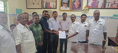  சேவூா் எஸ்.ராமச்சந்திரன் எம்எல்ஏவிடம் கோரிக்கை மனு அளிக்கும் சேவூா் வி.வி.எஸ். நகா் பகுதி மக்கள். 