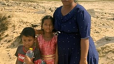 இலங்கையிலிருந்து இரு குழந்தைகளுடன் அகதியாக வந்த பெண்