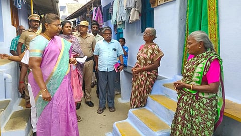  குமாரபாளையத்தில் காவிரி ஆற்றங்கரையோரப் பகுதிகளில் ஞாயிற்றுக்கிழமை ஆய்வு மேற்கொள்ளும் ஆட்சியா் ச.உமா.