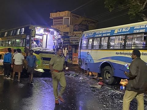 திருமுருகன்பூண்டி அருகே விபத்துக்குள்ளான பேருந்துகள்.