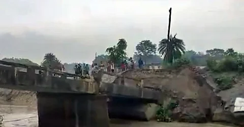 சிவான் மாவட்டத்தில் இடிந்துவிழுந்த பாலம்