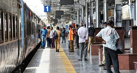 தினமும் 320 கி.மீ. பயணிக்கும் சீன நபர்