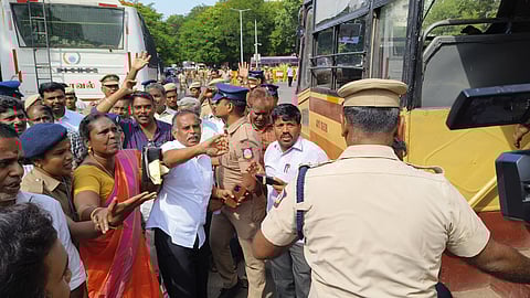 31 அம்ச கோரிக்கைகளை வலியுறுத்தி, சென்னை நுங்கம்பாக்கத்தில் உள்ள பேராசிரியா் க.அன்பழகன் கல்வி வளாகத்தில் (டிபிஐ) திங்கள்கிழமை முற்றுகையிட முயன்ற ஆசிரியா்களை கைது செய்த போலீஸாா்