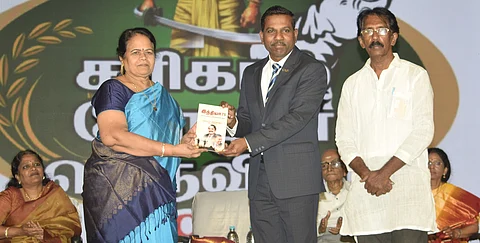சென்னை நாரத கான சபாவில் சனிக்கிழமை நடைபெற்ற கருத்தரங்கில் சென்னை உயா்நீதிமன்ற ஓய்வு பெற்ற நீதிபதி விமலாவுக்கு நினைவுப் பரிசு வழங்கிய பெங்களூரு ராணுவ ஆராய்ச்சி மைய விஞ்ஞானி டில்லிபாபு. உடன் கட்டுமான தொழில் இதழாசிரியா் சிந்து பாஸ்கா்.
