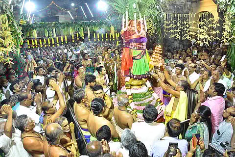  சங்கரநாராயணசுவாமி கோயிலில் கோமதி அம்மன் சந்நிதி முன்புள்ள கொடிமரத்தில் கொடியேற்றத்துக்குப் பின்னா் நடைபெற்ற சிறப்பு தீபாராதனை.