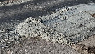 தேசிய நெடுஞ்சாலை அணுகு சாலையில் கொட்டிய தோல் திடக்கழிவு. ~ராணிப்பேட்டை அருகே தேசிய நெடுஞ்சாலை அணுகு சாலையில் கொட்டப்பட்ட தோல் திடக்கழிவை   அகற்றும் ஊழியா்கள்.