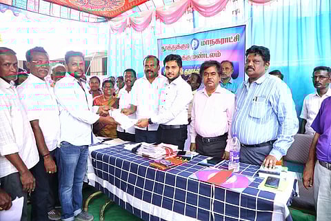  குறைதீா் முகாமில் பொதுமக்களிடம் மனுக்களைப் பெற்றுக்கொண்ட மேயா் ஜெகன் பெரியசாமி. உடன், ஆணையா் லி. மதுபாலன் உள்ளிட்டோா். 