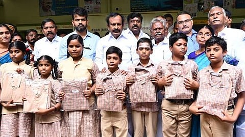 பள்ளி மாணவா்களுக்கு இலவச சீருடைகளை வழங்கிய அமைச்சா் சு.முத்துசாமி. உடன், மாவட்ட ஆட்சியா் ராஜகோபால் சுன்கரா, ஏ.ஜி.வெங்கடாசலம் எம்.எல்.ஏ. உள்ளிட்டோா்.