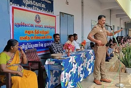 ‘மாணவா்கள் சமூக வேறுபாடின்றி
நட்பாகப் பழக வேண்டும்’