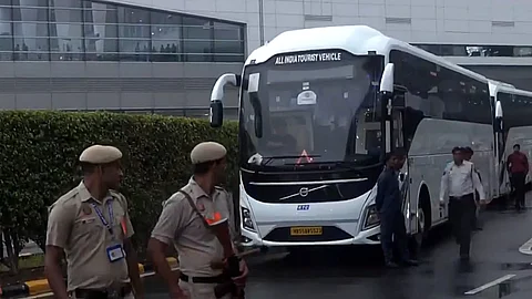 விமான நிலையத்திலிருந்து இந்திய வீரர்கள் பயணிக்கும் பேருந்து