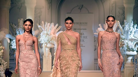 புதுதில்லியில் நடைபெற்ற ஃபேஷன் டிசைன் கவுன்சில் ஆஃப் இந்தியாவின் ஆடை அலங்கார அணிவகுப்பில் பங்கேற்று, ஆடை வடிவமைப்பாளர் இஷா ஜஜோடியாவின் உடைகளை அணிந்து வந்த மாடல் அழகிகள்.