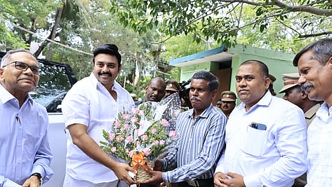  திருநெல்வேலி மாவட்ட வன பாதுகாவலா் அலுவலகத்துக்கு வந்த வனத்துறை அமைச்சா் மதிவேந்தனை வரவேற்ற களக்காடு முண்டந்துறை புலிகள் காப்பக வன பாதுகாவலரும், கள இயக்குநருமான மாரிமுத்து. 