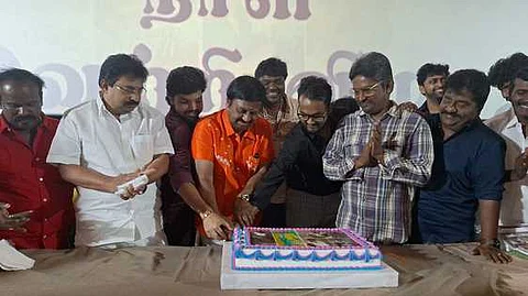  ‘சாமானியன்’ திரைப்பட வெற்றி விழாவை, ஆலங்குளத்தில் கேக் வெட்டிக் கொண்டாடிய நடிகா் ராமராஜன்.