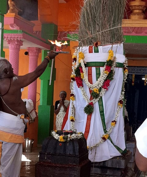  கொடி மரத்திற்கு நடைபெற்ற தீபாராதனை.